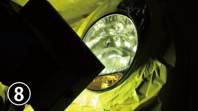 専用紫外線ライトで化学反応させて硬化