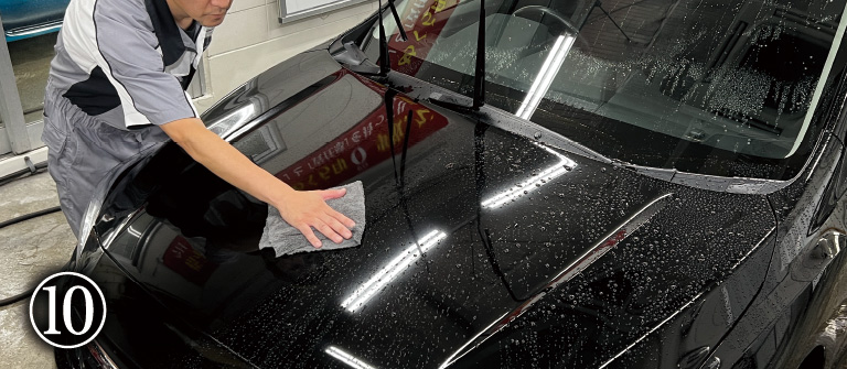 細部に渡ってコート剤の仕上げ拭き