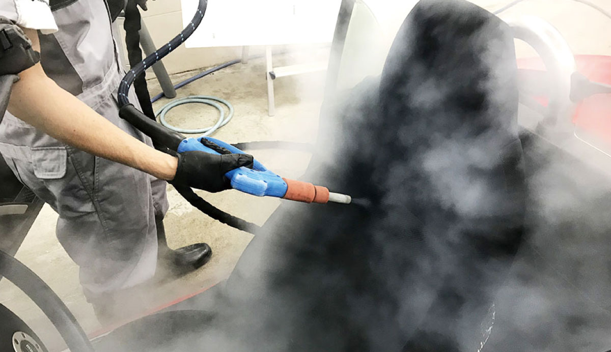 オゾン脱臭付きの室内スチーマー清掃と1年耐久のリフレッシュコーティングがセット